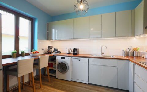 Aschbacher: Cabinetry, Countertop, Fenster, Sinken, Küche, Herd, Küchengerät, Holz, Interior Design, Spüle