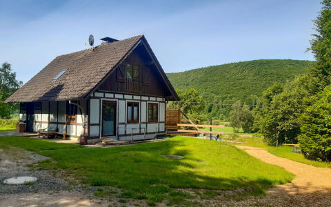 Haus am Fluss: Himmel, Pflanze, Gebäude, Fenster, Ökoregion, Baum, Berg, Natürliche Landschaft, Hochland, Holz