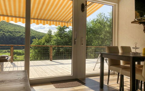 Haus am Fluss: Eigentum, Pflanze, Schatten, Gebäude, Interior Design, Beleuchtung, Die Architektur, Holz, Zimmerpflanze