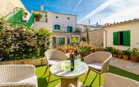 Can Canto: Pflanze, Himmel, Möbel, Gebäude, Wolke, Tabelle, Eigentum, Fenster, Blumentopf, Zimmerpflanze