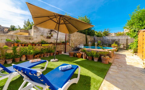 Can Canto: Schwimmbad, Möbel, Gartenmöbel, Resort, Blumentopf, Stuhl, Eco Hotel, Terrasse, Sonnenliege, Zimmerpflanze