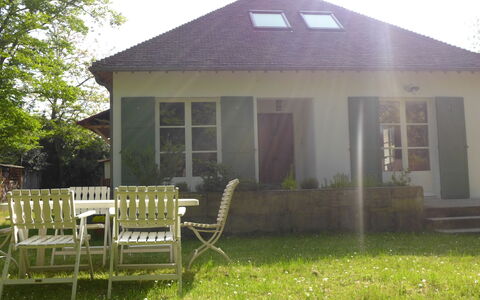 Sunny Lodge: Pflanze, Gebäude, Eigentum, Fenster, Himmel, Haus, Stuhl, Schatten, Grundstueck, Die Architektur