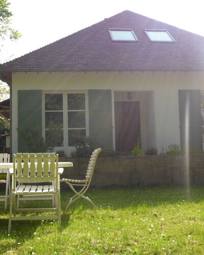 Sunny Lodge: Pflanze, Gebäude, Eigentum, Fenster, Himmel, Haus, Stuhl, Schatten, Grundstueck, Die Architektur
