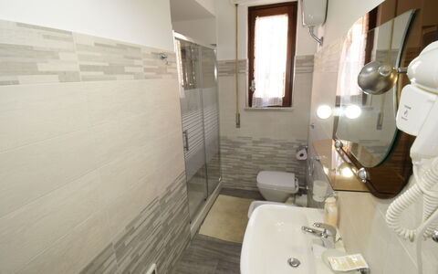 Sinago: Badezimmer, Eigentum, Zimmer, Fliese, Interior Design, Fussboden, Wand, Armatur, Die Architektur, Grundeigentum