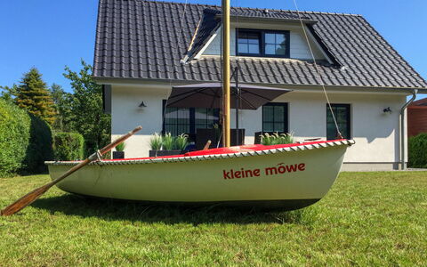 Kleine Möwe: Wassertransport, Eigentum, Boot, Haus, Fahrzeug, Zuhause, Grundeigentum, Gras, Watercraft, Hütte