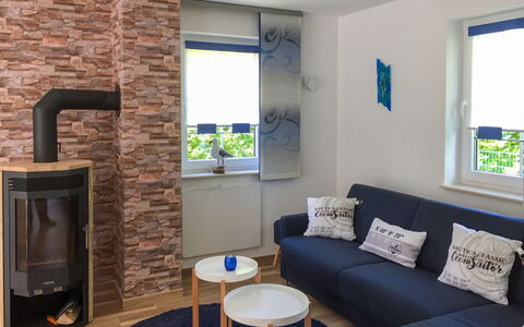 Kleine Möwe: Zimmer, Wohnzimmer, Eigentum, Möbel, Gebäude, Interior Design, Wand, Holzofen, Haus, Feuerstelle