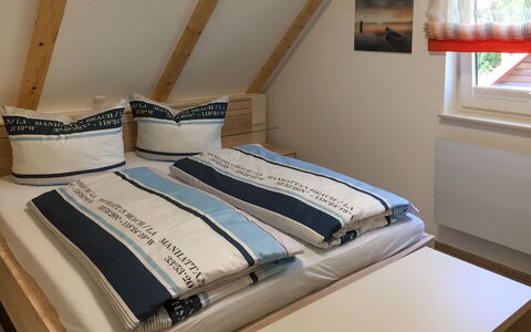 Kleine Möwe: Bett, Schlafzimmer, Zimmer, Bedding, Möbel, Matratze, Bettrahmen, Bettdecke, Linens, Interior Design
