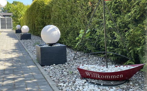 Kleine Möwe: Pflanze, Botanik, Boot, Gras, Strassenbelag, Gehölz, Landschaft, Freizeit, Urban Design, Strauch