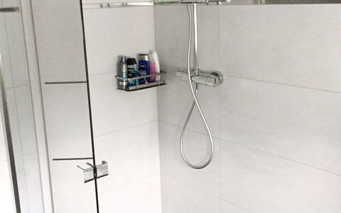 Kleine Möwe: Zimmer, Badezimmer, Dusche, Armatur, Duschpaneel, Die Architektur, Fliese, Glas, Tür, Fussboden