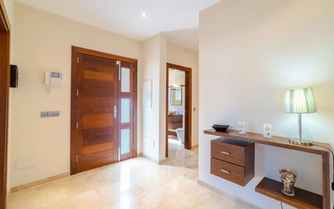 Son Jil: Eigentum, Zimmer, Fussboden, Möbel, Gebäude, Interior Design, Decke, Grundeigentum, Haus, Holzboden