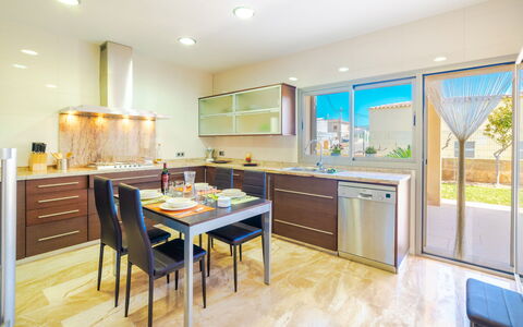 Son Jil: Möbel, Zimmer, Eigentum, Küche, Cabinetry, Interior Design, Gebäude, Countertop, Fussboden, Grundeigentum