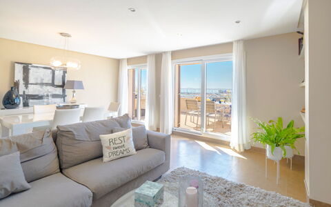 Nautic Sea Views: Wohnzimmer, Eigentum, Zimmer, Möbel, Interior Design, Gebäude, Haus, Grundeigentum, Zuhause, Kaffetisch