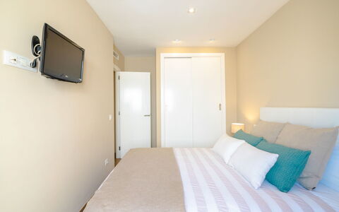 Nautic Sea Views: Zimmer, Schlafzimmer, Bett, Möbel, Eigentum, Bettdecke, Interior Design, Suite, Gebäude, Matratzenauflage