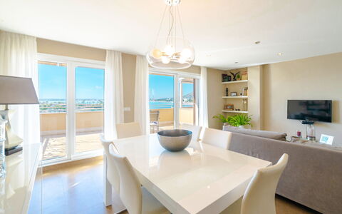 Nautic Sea Views: Eigentum, Zimmer, Möbel, Interior Design, Gebäude, Esszimmer, Haus, Fussboden, Decke, Tabelle