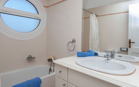 El Niu: Badezimmer, Eigentum, Zimmer, Zapfhahn, Interior Design, Die Architektur, Bad Sink, Haus, Grundeigentum, Decke