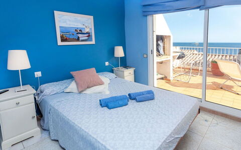 El Niu: Schlafzimmer, Zimmer, Möbel, Bett, Eigentum, Bettdecke, Blau, Azurblau, Suite, Bedding