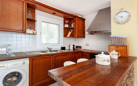 El Niu: Zimmer, Eigentum, Möbel, Küche, Cabinetry, Countertop, Grundeigentum, Gebäude, Haus, Interior Design
