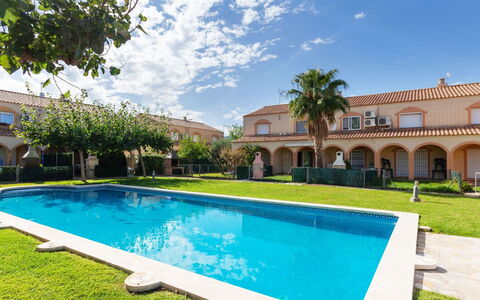 Villa Formentera: Schwimmbad, Eigentum, Grundeigentum, Gebäude, Himmel, Haus, Estate, Resort, Hazienda, Gras