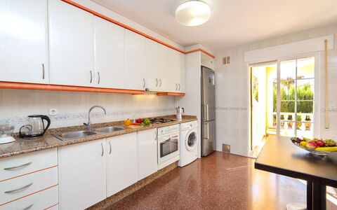 Gao: Zimmer, Eigentum, Möbel, Küche, Gelb, Countertop, Gebäude, Grundeigentum, Cabinetry, Interior Design