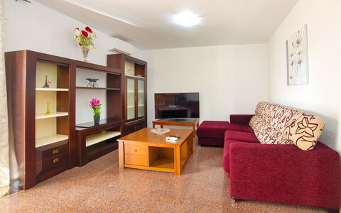 Gao: Zimmer, Möbel, Eigentum, Wohnzimmer, Interior Design, Grundeigentum, Gelb, Gebäude, Fussboden, Haus