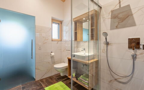 Chalet Spatn: Badezimmer, Zimmer, Eigentum, Interior Design, Gebäude, Haus, Fussboden, Grundeigentum, Fliese, Die Architektur