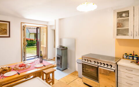Maja: Bilderrahmen, Cabinetry, Countertop, Holz, Küchengerät, Tabelle, Beleuchtung, Schublade, Herd, Küche