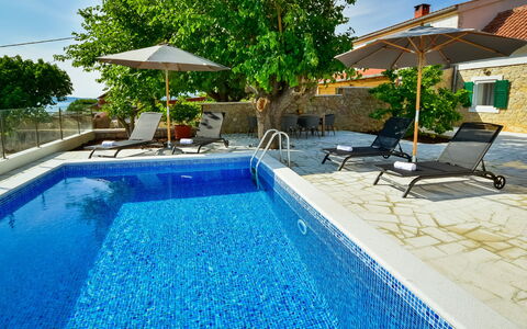 Ivan: Schwimmbad, Eigentum, Grundeigentum, Freizeit, Resort, Haus, Gebäude, Zuhause, Wohngebiet, Urlaub