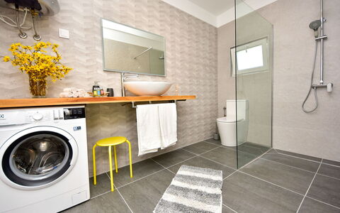 Ivan: Zimmer, Eigentum, Fliese, Badezimmer, Gelb, Fussboden, Interior Design, Sinken, Möbel, Wäschekammer