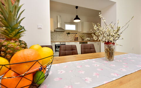 Ivan: Fussboden, Zimmer, Interior Design, Wohnzimmer, Gelb, Eigentum, Orange, Möbel, Zuhause, Flooring