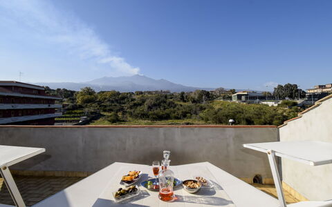 New Etna View: Essen, Himmel, Tabelle, Wolke, Eigentum, Geschirr, Gartenmöbel, Baum, Stuhl, Gebäude