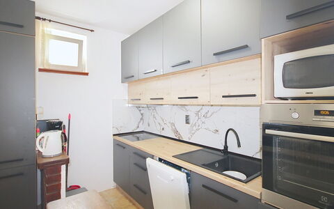 Lolita: Countertop, Küche, Küchengerät, Cabinetry, Flooring, Holz, Interior Design, Major Appliance, Möbel, Fussboden