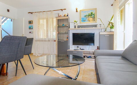 Lolita: Möbel, Interior Design, Couch, Flooring, Tabelle, Fussboden, Wohnzimmer, Decke, Zimmer, Stuhl