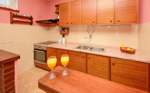 Lolita: Zimmer, Küche, Möbel, Eigentum, Countertop, Cabinetry, Orange, Gebäude, Gelb, Interior Design