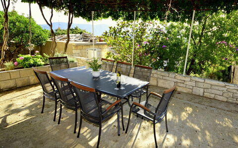Lolita: Eigentum, Möbel, Terrasse, Tisch Im Freien, Tabelle, Hinterhof, Grundeigentum, Garten, Haus, Zimmer
