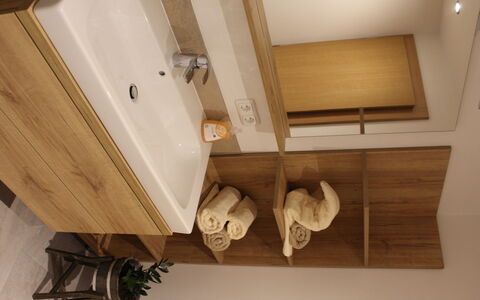 Umbichl: Eigentum, Armatur, Holz, Sinken, Bad Sink, Badezimmer, Beleuchtung, Interior Design, Fussboden, Zapfhahn