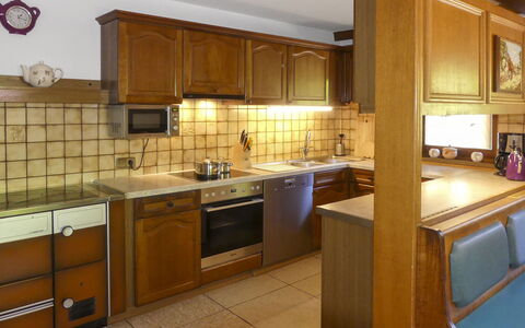 Umbichl: Countertop, Cabinetry, Spüle, Sinken, Eigentum, Möbel, Zapfhahn, Armatur, Küche, Gebäude