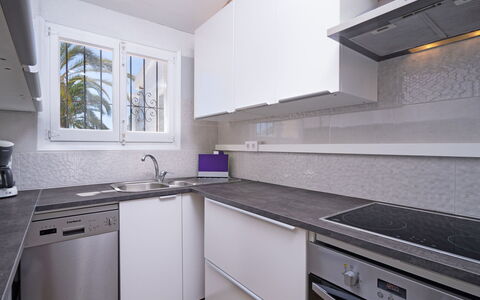 La Camarrocha: Countertop, Eigentum, Zimmer, Küche, Cabinetry, Möbel, Gebäude, Haus, Interior Design, Fussboden