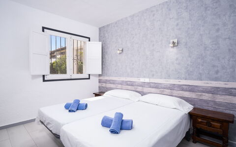 La Camarrocha: Schlafzimmer, Möbel, Zimmer, Bett, Eigentum, Interior Design, Bettdecke, Bettrahmen, Gebäude, Matratze