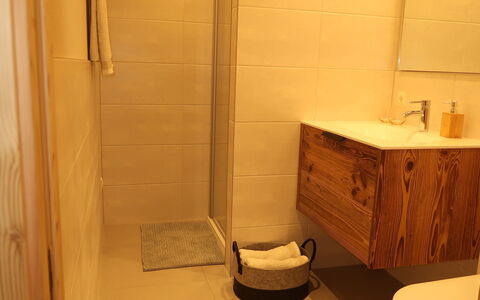 Auffach 651: Badezimmer, Zimmer, Eigentum, Fussboden, Armatur, Fliese, Wand, Toilette, Bad Zubehör, Möbel