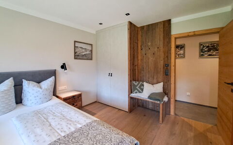 Auffach 651: Bett, Möbel, Interior Design, Schlafzimmer, Flooring, Wand, Fussboden, Holz, Bettdecke, Bedding