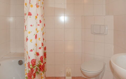 Ai Casell: Badezimmer, Fliese, Zimmer, Eigentum, Duschvorhang, Fussboden, Keramik, Vorhang, Interior Design, Wand