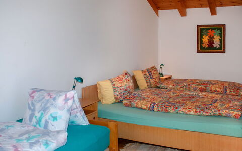 Ai Casell: Schlafzimmer, Möbel, Zimmer, Bett, Eigentum, Bettdecke, Bedding, Fussboden, Interior Design, Türkis