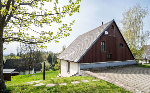 Holiday Hill 30: Himmel, Pflanze, Gebäude, Eigentum, Fenster, Baum, Haus, Holz, Gras, Wolke