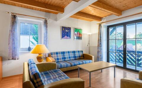 Holiday Hill 51: Möbel, Eigentum, Couch, Tabelle, Fenster, Azurblau, Komfort, Blau, Schatten, Holz