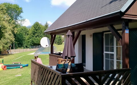 Holiday Hill 26: Gebäude, Eigentum, Pflanze, Wolke, Fenster, Himmel, Baum, Haus, Schatten, Holz