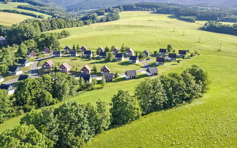 Holiday Hill 28: Gras, Wiese, Haus, Natürliche Landschaft, Ländliches Gebiet, Einfach, Landschaft, Hütte, Feld, Grundstueck