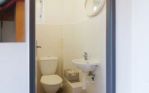 Holiday Hill 28: Wand, Armatur, Bad Sink, Badezimmer, Flooring, Fussboden, Interior Design, Sinken, Toilleten Sitz, Toilette