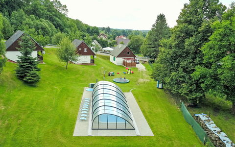 Holiday Hill 28: Gras, Garten, Rasen, Hütte, Park, Landscaping, Garten, Gartenbauten, Immergrün, Kunstrasen