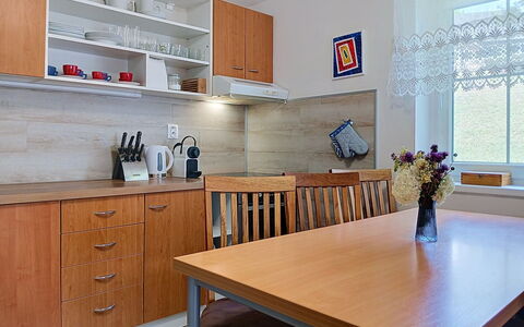 Holiday Hill 28: Möbel, Cabinetry, Flooring, Küche, Countertop, Holz, Interior Design, Küchengerät, Fussboden, Schrank