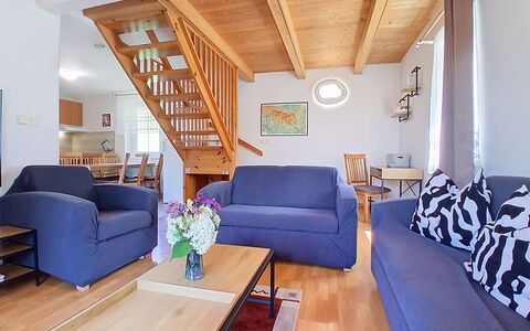 Holiday Hill 28: Möbel, Flooring, Interior Design, Fussboden, Holz, Couch, Zimmer, Decke, Tabelle, Wohnzimmer